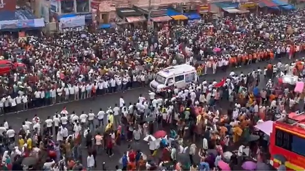 रथयात्रा भीड़ के बीच फंसी एंबुलेंस, 1500 स्वयंसेवकों ने लाखों की भीड़ में बनाया रास्ता, देखिए वीडियो
