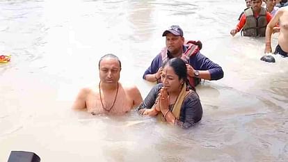 दिल्ली की मुख्यमंत्री रेखा गुप्ता ने हरकी पैड़ी पर गंगा स्नान कर मांगी देश की समृद्धि की कामना