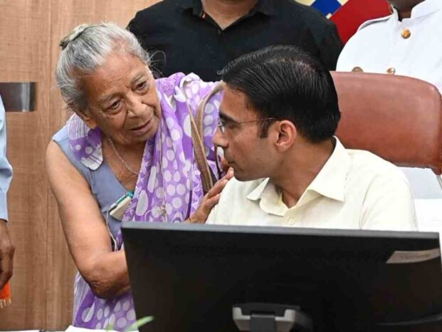 देहरादून: बुजुर्ग माता-पिता से धोखा कर ली गई सम्पत्ति, DM ने गिफ्ट डीड रद्द कर दिलाया इंसाफ