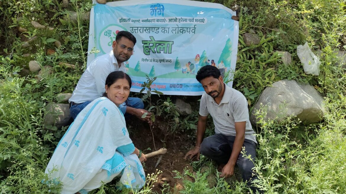 देवप्रयाग में ‘एक पेड़ मां के नाम’ अभियान के तहत हरेला पर्व पर वृक्षारोपण