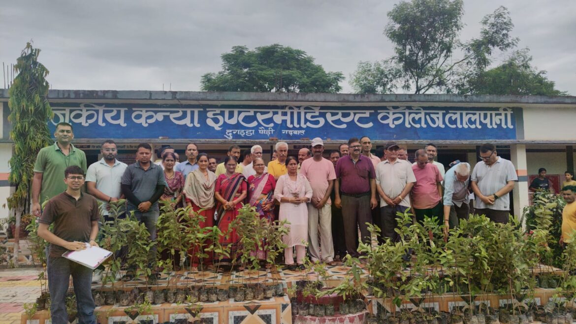 वृक्ष मित्र समीति के सौजन्य से राजकीय बालिका इंटर कालेज लाल पानी में फलदार वृक्षों का वितरण