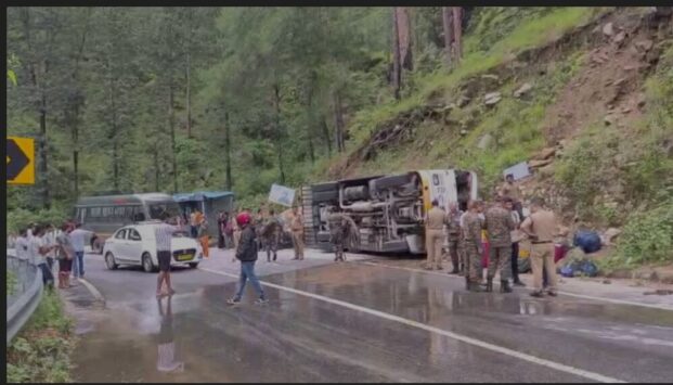 चमोली में बड़ा सड़क हादसा: सेना की बस पलटी, सभी जवान सुरक्षित