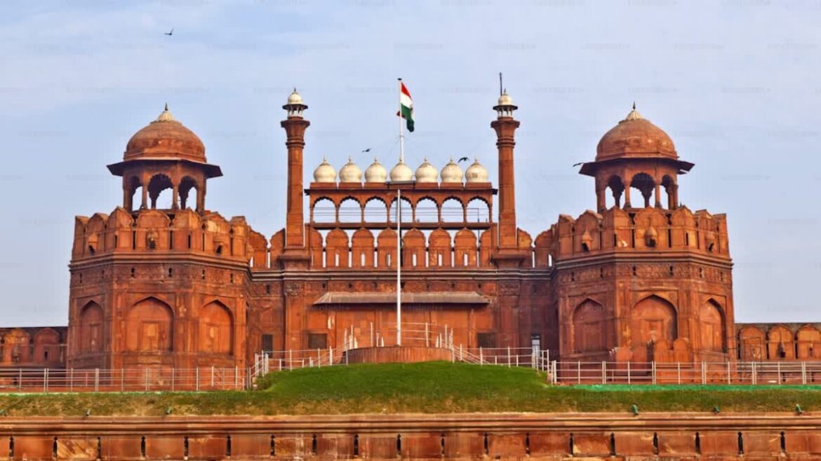 स्वतंत्रता दिवस से पहले लाल किले की सुरक्षा में बड़ी चूक, डमी आतंकियों’ को नहीं पकड़ पाए 7 पुलिसकर्मी, सस्पेंड