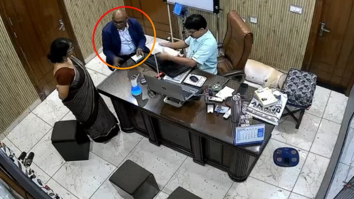 CBI अफसर बनकर डॉक्टर के घर घुसा ठग,  घंटों की तलाशी के बाद खाली हाथ भागा