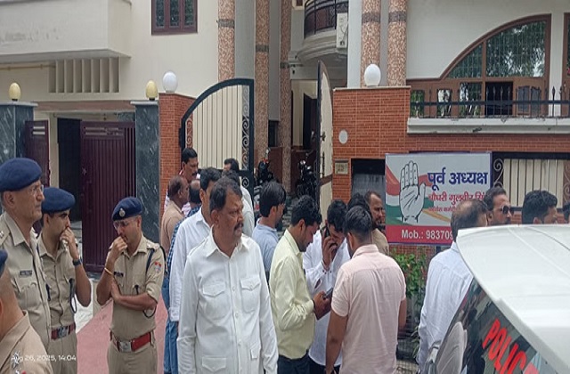 हरिद्वार में कांग्रेस के पूर्व अध्यक्ष के घर दिनदहाड़े डकैती, बदमाशों ने बेटी को गन प्वाइंट पर बंधक बनाया, मचा हड़कंप