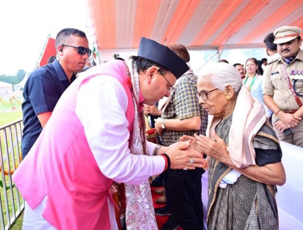 स्वतंत्रता दिवस पर मुख्यमंत्री धामी ने की कई बड़ी घोषणाएं, वीर बलिदानियों व स्वतंत्रता सेनानियों को किया नमन