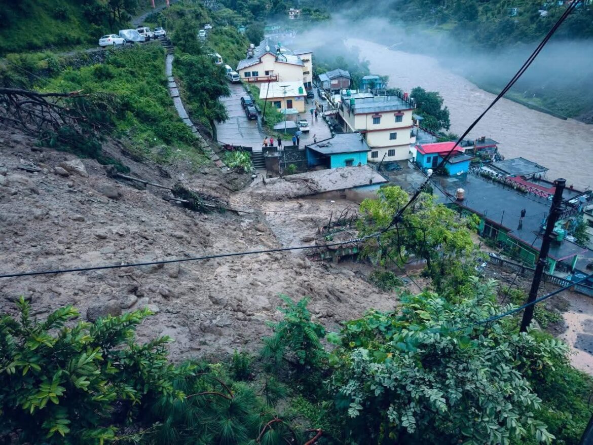 चमोली के थराली में देर रात बादल फटा, भारी नुकसान की खबर