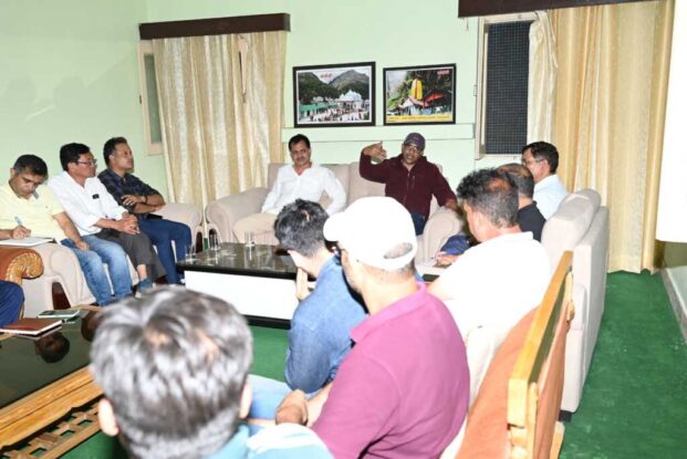 जिलाधिकारी ने जल्द से जल्द झील को नियंत्रित तरीके से खोलने के दिए निर्देश