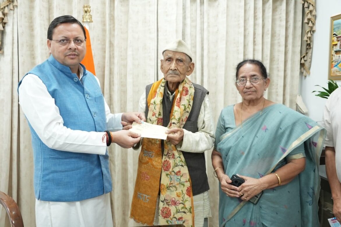 96 वर्ष के जबर सिंह रावत ने मुख्यमंत्री राहत कोष में दिए ₹7 लाख, सीएम धामी ने किया सम्मान