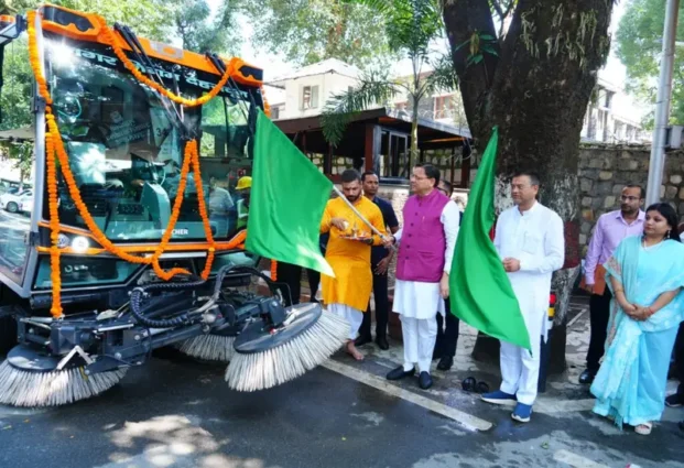 चकाचक होगी राजधानी देहरादून की सड़कें, मुख्यमंत्री धामी ने वैक्यूम बेस्ड स्वीपिंग मशीन को दिखाई हरी झंडी