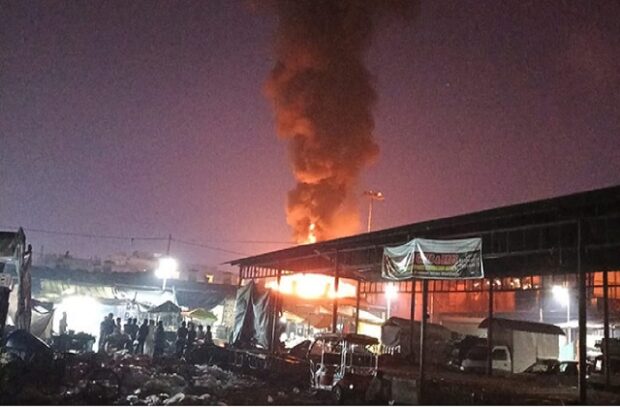 देहरादूनः दीपावली की रात निरंजनपुर मंडी के पास  गोदाम में लगी आग, बड़ा हादसा टला