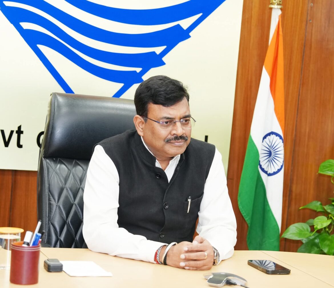 मुख्य सचिव आनंद बर्द्धन ने झुग्गी बस्तियों के पुनर्विकास पर की समीक्षा बैठक, अधिकारियों को पुनः सर्वे और शीघ्र आवास आबंटन के निर्देश