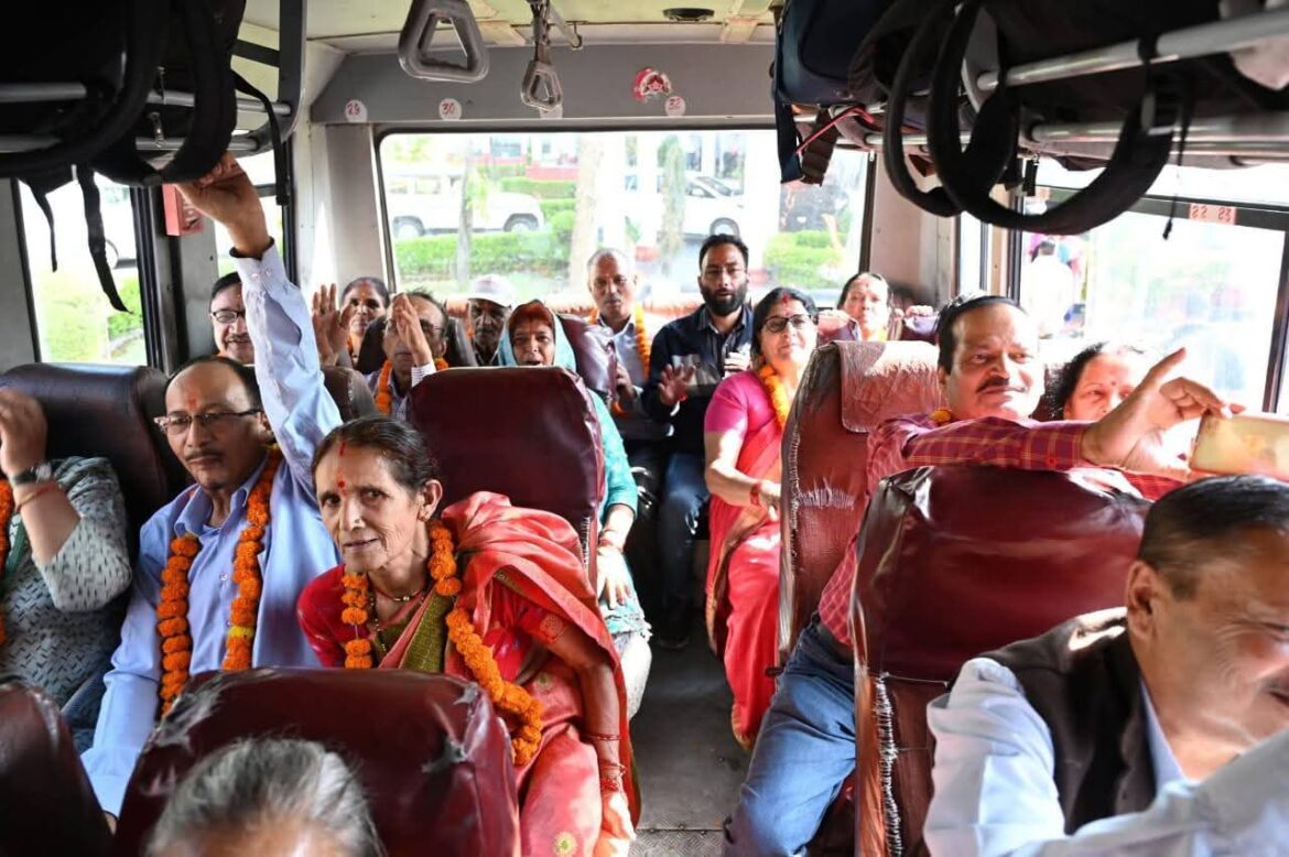 मुख्यमंत्री धामी ने मातृ-पितृ तीर्थाटन योजना के तहत 32 श्रद्धालुओं के दल को गंगोत्री धाम के लिए किया रवाना