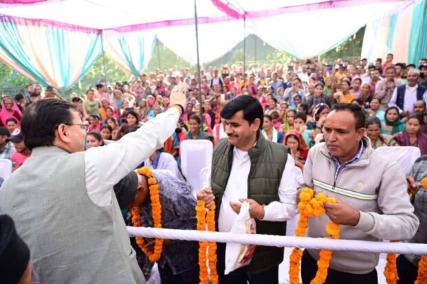 चम्पावत दौरे पर पहुंचे मुख्यमंत्री धामी, गांव-गांव में किया जनसंवाद और लिया विकास कार्यों का जायजा