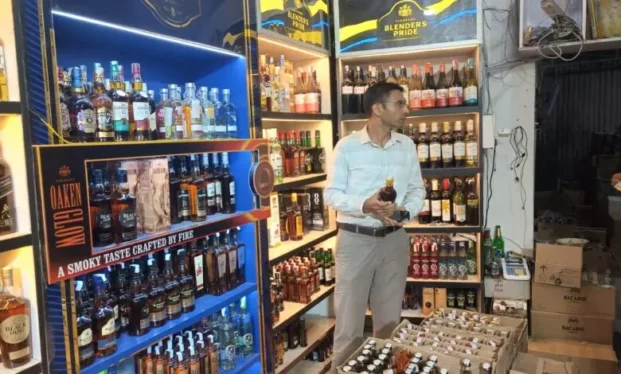 नियमों के उल्लंघन पर डीएम ने बार का लाइसेंस 15 दिन के लिए किया निलंबित