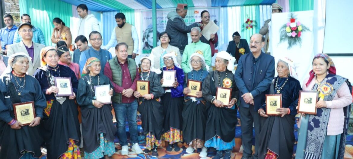 गौरा देवी की जन्मशताब्दी पर वन मंत्री सुबोध उनियाल ने किया डाक टिकट जारी