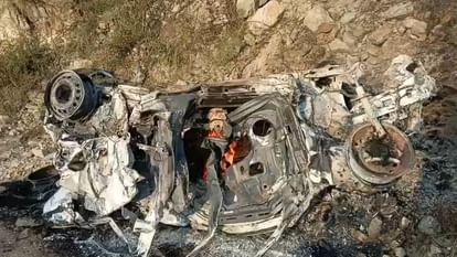 दुःखद: गांव से लौट रहे परिवार की कार खाई में गिरते ही लगी आग, दंपती और बेटे की जलकर मौत