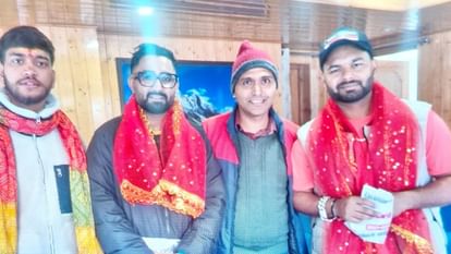 भारतीय क्रिकेटर ऋषभ पंत और राहुल तेवतिया ने गंगोत्री धाम पहुंचकर मां गंगा से लिया आशीर्वाद