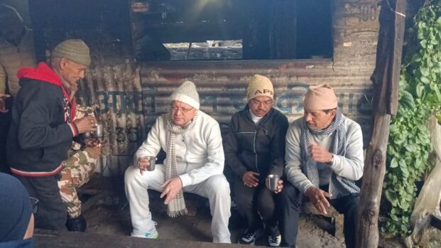 मुनस्यारी पहुंचे सीएम धामी, पुराने दोस्तों संग ली गुड़ की चाय की चुस्कियां, टी-स्टॉल पर की ये घोषणा