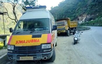 In Rudraprayag, the ambulance broke down midway, and the woman gave birth to the child inside the vehicle.