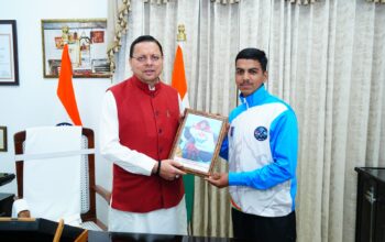 Uttarakhand: 16-year-old Sachin creates history by conquering Mount Everest, meets CM Dhami.