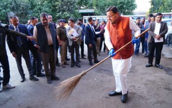 CM Dhami became furious after seeing the filth at ISBT Dehradun, picked up the broom himself and gave strict instructions to the officials.