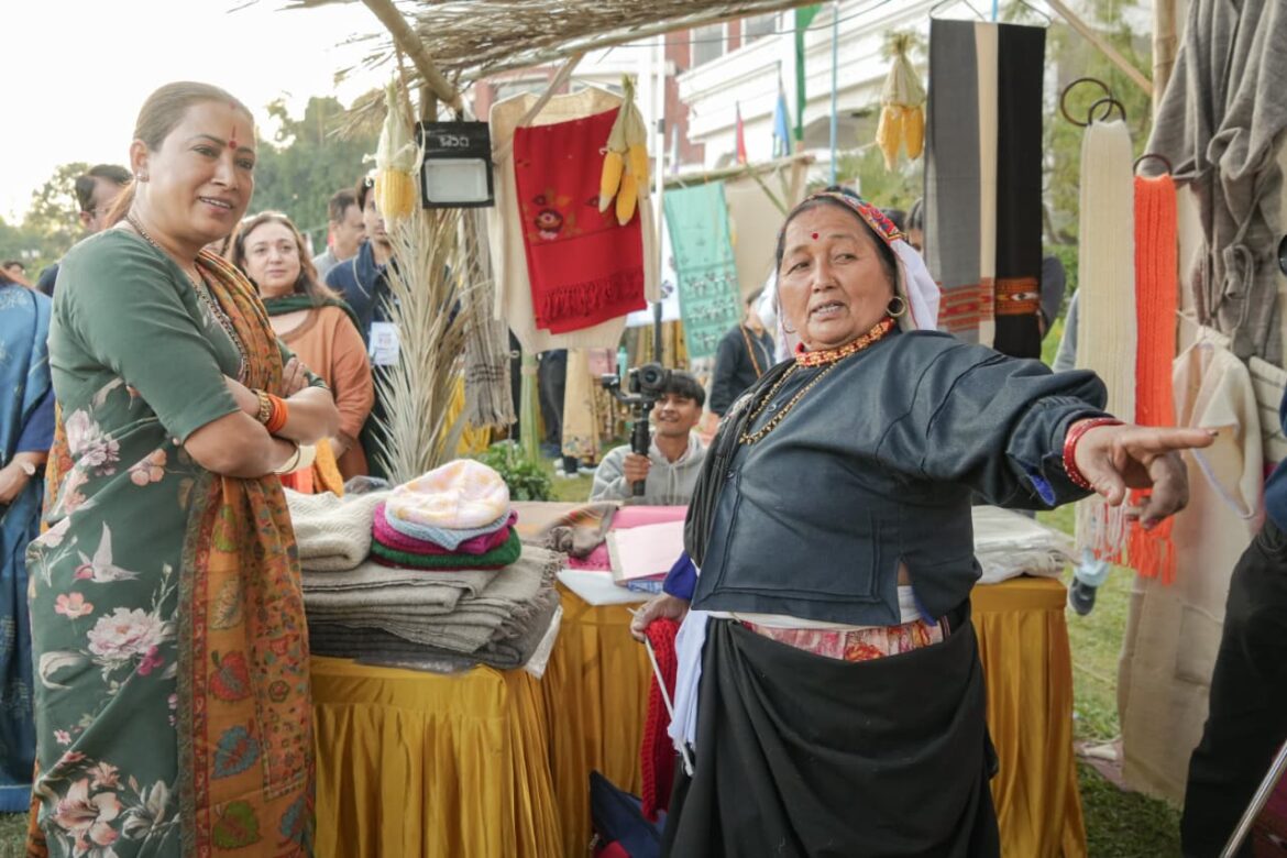 कला शब्दों की मोहताज नहीं, ग्राफिक एरा में जनजाति हस्तशिल्पकारों के उत्पादों की प्रदर्शनी