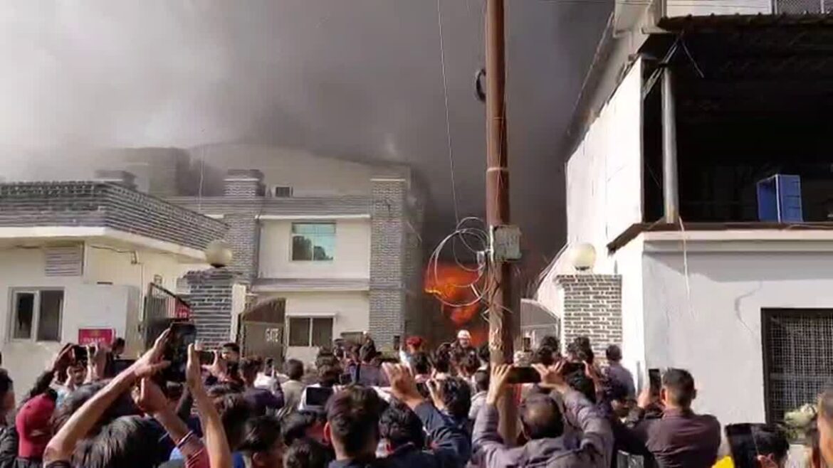 सेलाकुई में परफ्यूम फैक्ट्री में भीषण आग, दमकल ने संभाला मोर्चा