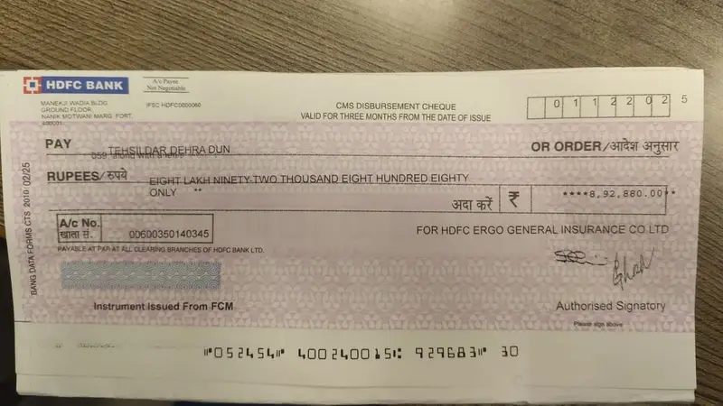 डीएम के सख्त एक्शन से मिली पीड़ित परिवार को राहत, एचडीएफसी आरगो ने जमा किया 8.92 लाख का चेक