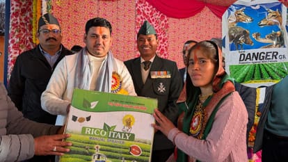 चमोली में भालू की दहशत कम करने को जिला पंचायत का अनोखा प्रयोग, ‘डेंजर’ दवाई का किया वितरण