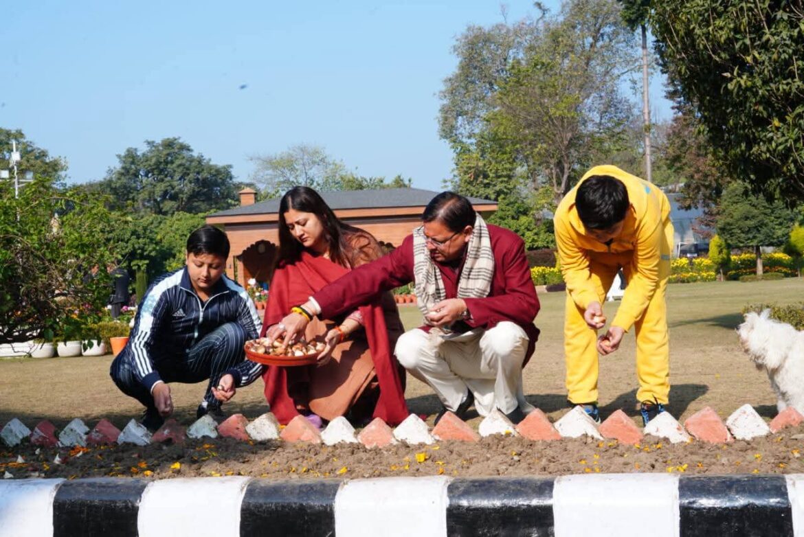 मुख्यमंत्री धामी ने शासकीय आवास परिसर में 17 प्रजातियों के ट्यूलिप रोपकर फ्लोरीकल्चर अभियान का किया शुभारंभ