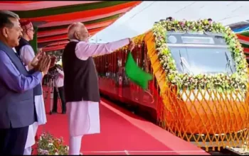 PM मोदी ने दिखाई देश की पहली वंदे भारत स्लीपर ट्रेन को हरी झंडी