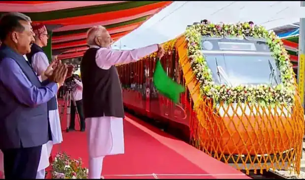देश की पहली वंदे भारत स्लीपर ट्रेन शुरू, पीएम मोदी ने दिखाई हरी झंडी, हावड़ा–गुवाहाटी सफर होगा तेज