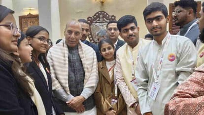 देवप्रयाग के छात्र उदय शर्मा ने ‘डिजिटल लिकर कार्ड’ से नशा मुक्ति का दिया समाधान, रक्षा मंत्री ने किया सम्मानित