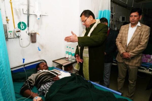 मुख्यमंत्री धामी ने बस हादसे में घायल यात्रियों का जाना हाल, दून मेडिकल कॉलेज अस्पताल का किया दौरा
