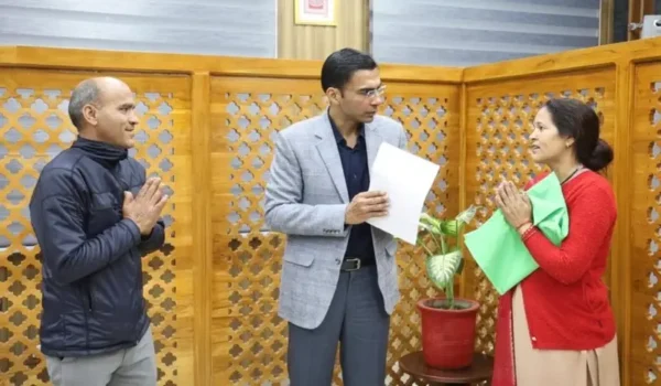 15 साल बाद विस्थापित परिवार को मिला हक, दंपत्ति ने डीएम सविन बंसल का जताया आभार