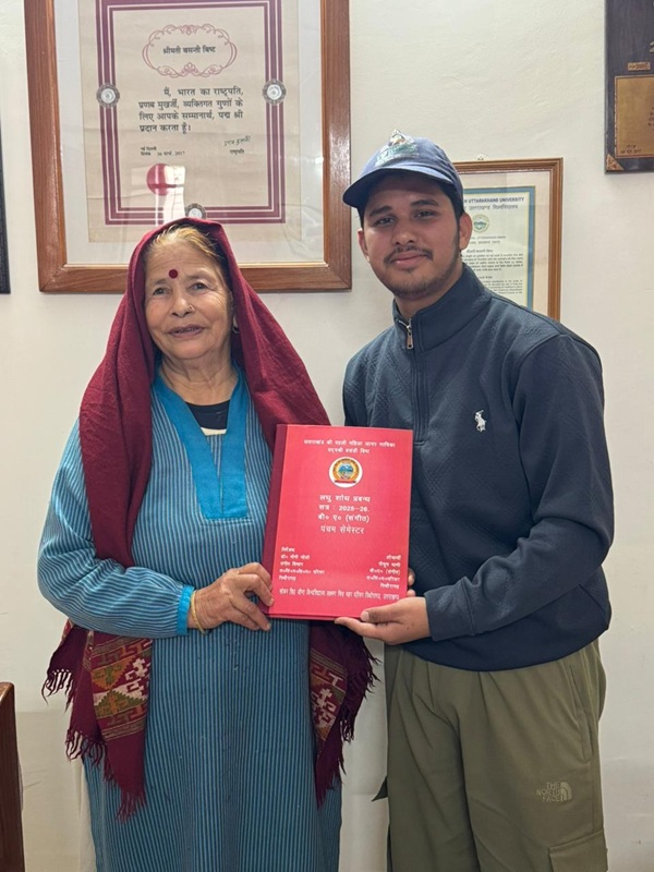 पीयूष धामी ने सहेजा जागर का गौरव, पद्मश्री बसंती बिष्ट को भेंट किया लघु शोध