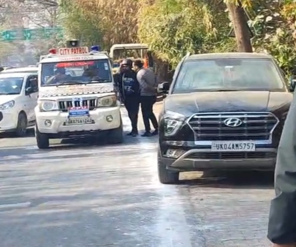 सीएम धामी के कार्यक्रम स्थल के पास कार से मिला शव, क्षेत्र में हड़कंप