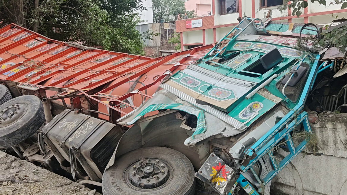 मोहब्बेवाला में फिर हादसा, गर्ल्स हॉस्टल में घुसा ईंटों से लदा ट्रक, बाल-बाल बची जान