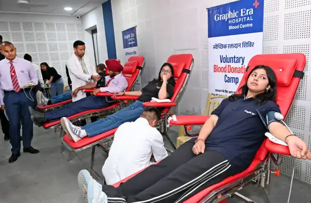 एनएसएस ग्राफिक एरा द्वारा आयोजित शिविर में 300 यूनिट रक्तदान