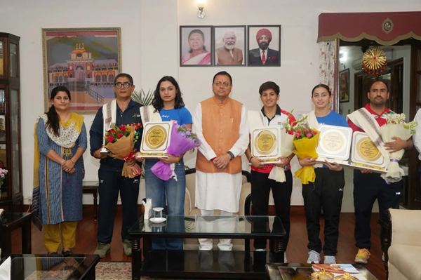 मुख्यमंत्री धामी ने अंतरराष्ट्रीय पदक विजेता उत्तराखंड की महिला मुक्केबाजों को किया सम्मानित, बढ़ाया हौसला