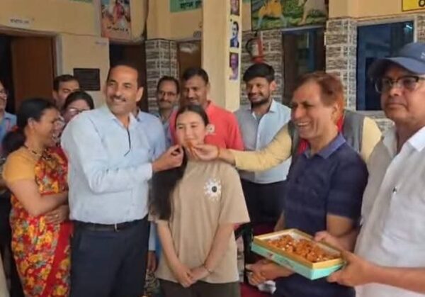 टैक्सी चालक की बेटी गीतिका पंत बनी उत्तराखंड टॉपर, 98% अंकों से रचा इतिहास