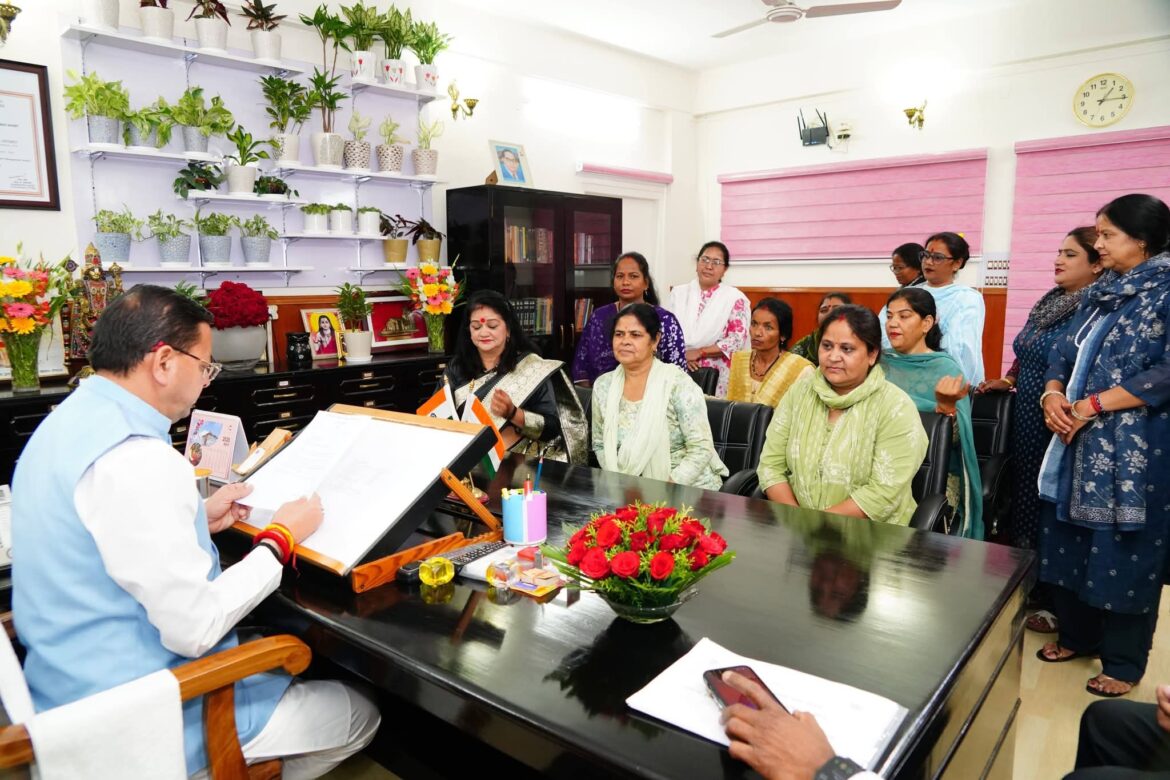 सीएम धामी के आश्वासन के बाद आंगनबाड़ी कर्मियों की हड़ताल स्थगित, मानदेय वृद्धि पर सरकार गंभीर