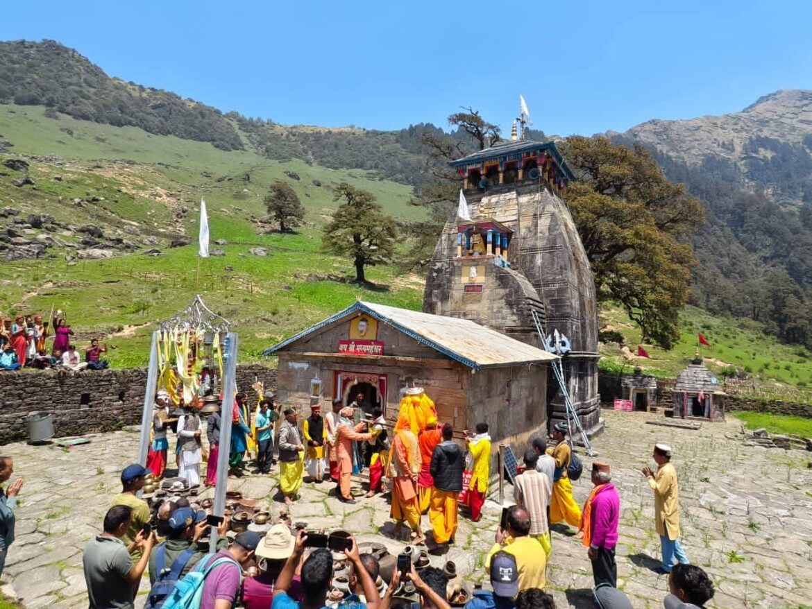 द्वितीय केदार श्री मद्महेश्वर धाम के कपाट खुले, जयकारों और वैदिक मंत्रोच्चारण से गूंजा पूरा धाम