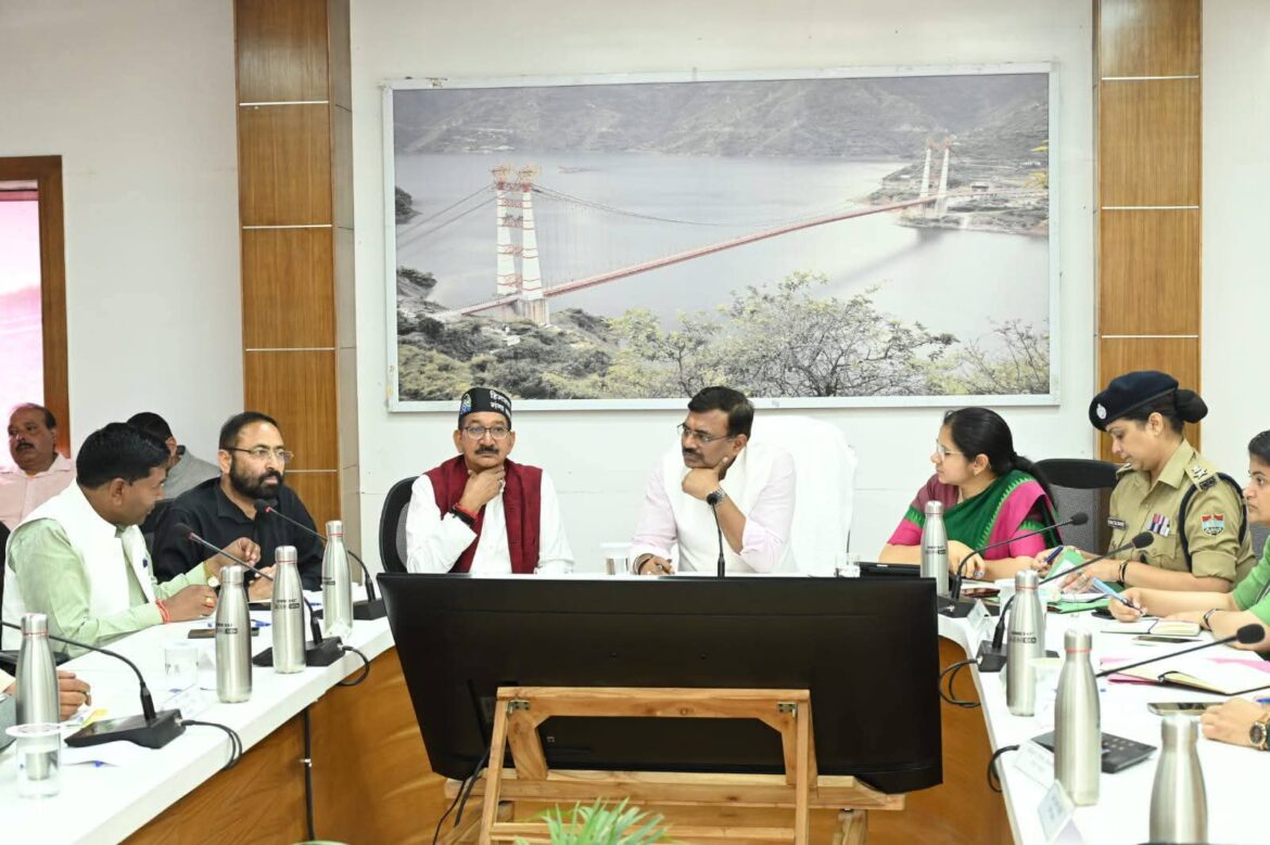 टिहरी में विकास कार्यों और जनसमस्याओं पर मंथन, मुख्य सचिव ने दिए त्वरित समाधान के निर्देश