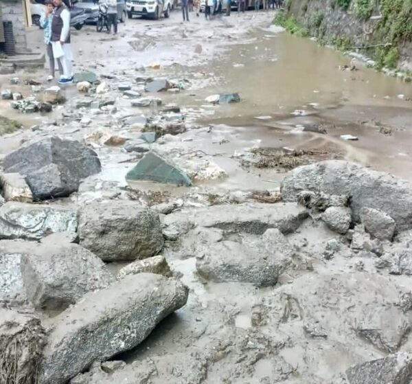 उत्तराखंड: बदरीनाथ हाईवे पर आया भारी मलबा, प्रशासन ने जारी की एडवाइजरी