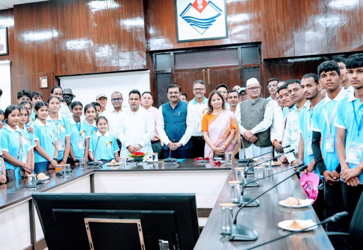 भारत भ्रमण पर निकले देवप्रयाग के मेधावी छात्रों से मिले मुख्य सचिव आनंद बर्द्धन