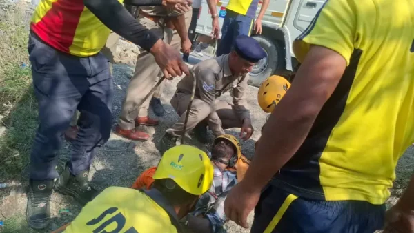 टिहरी में दर्दनाक हादसा, खाई में गिरी गाड़ी, 8 की मौत…