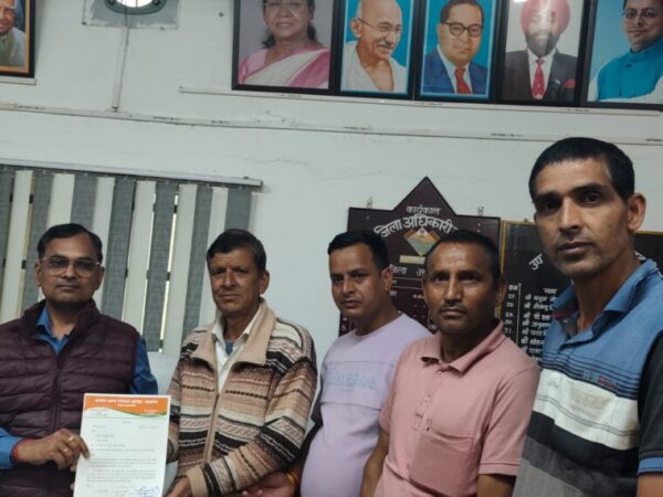 नौ साल बाद भी नहीं बनी सड़क, ग्रामीणों में रोष; सरकारी कार्यक्रमों के बहिष्कार की चेतावनी