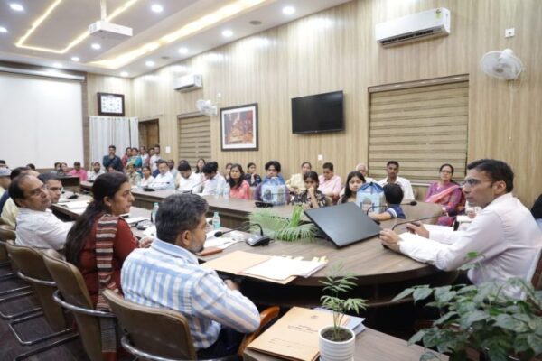 देहरादून DM का संवेदनशील कदम, अनाथ बच्ची को आर्थिक सहायता, नारी निकेतन के लिए तत्काल बजट स्वीकृत